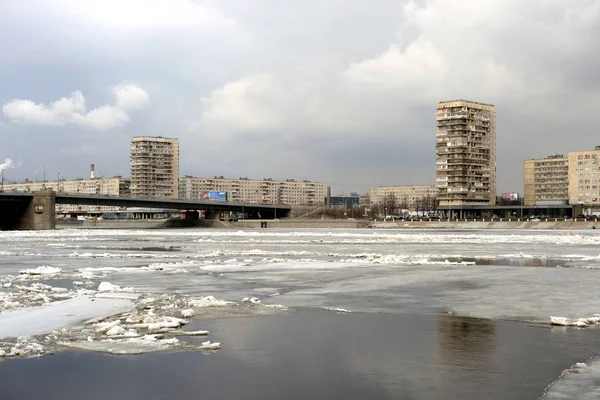 Uitzicht op de rivier de Neva, Sint-Petersburg. — Stockfoto