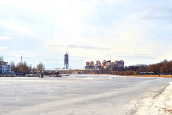 Rivière Neva et périphérie nord-ouest de Saint-Pétersbourg . — Photo