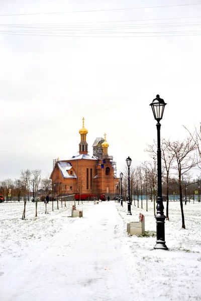 Park in Rybatskoje und die Kirche der Geburt der seligen Jungfrau Maria. — Stockfoto