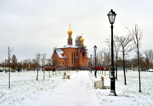 Park in Rybatskoe en de kerk van de geboorte van de Heilige Maagd Maria. — Stockfoto