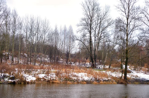 Widok wybrzeże rzeki o jesieni. — Zdjęcie stockowe