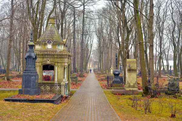Cemitério velho em São Petersburgo . — Fotografia de Stock