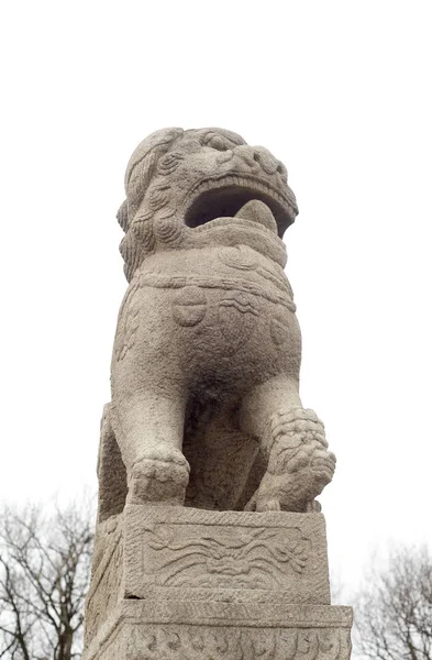 Granit lion på molnet himmel bakgrund. — Stockfoto