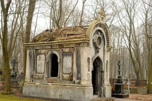 Stary grobowiec na cmentarzu. — Zdjęcie stockowe