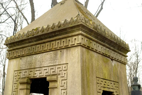 Old crypt on cemetery. — Stock Photo, Image