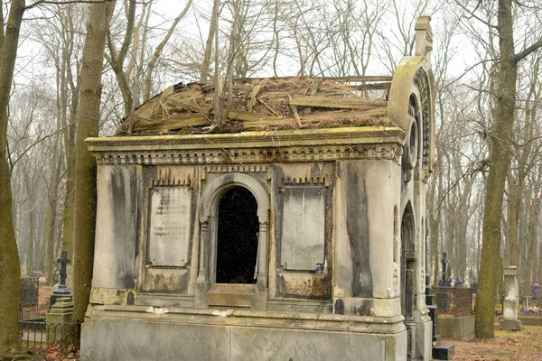 Vecchia cripta sul cimitero . — Foto Stock