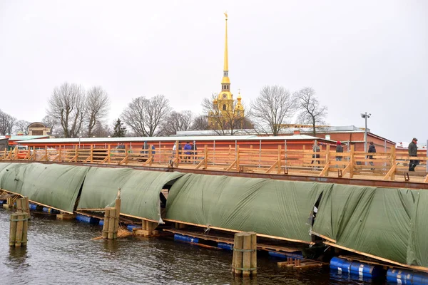 Wiederaufbau der Ioannovsky-Brücke und der Peter-Paul-Festung. — Stockfoto