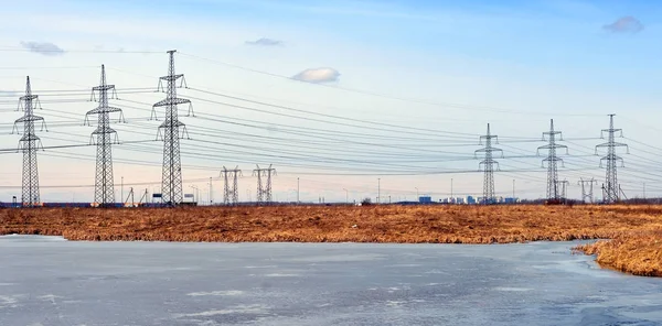 Elektrik iletim hatları Gölü kıyısında. — Stok fotoğraf