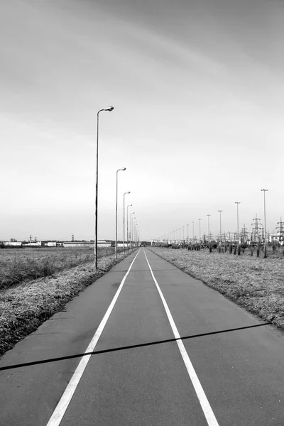Caminho de bicicleta. Preto e branco . — Fotografia de Stock