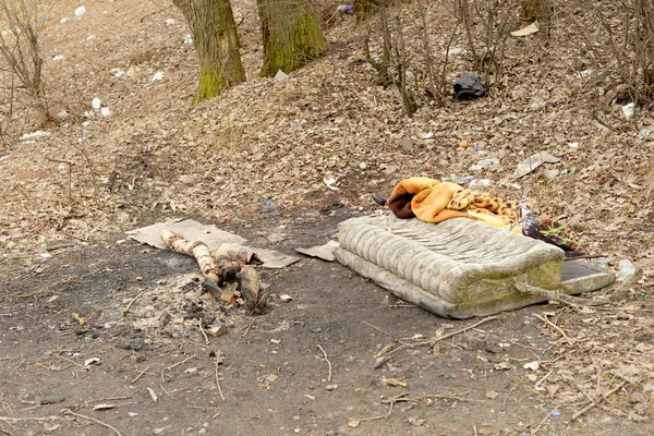 Müll auf dem Boden im Frühjahr. — Stockfoto