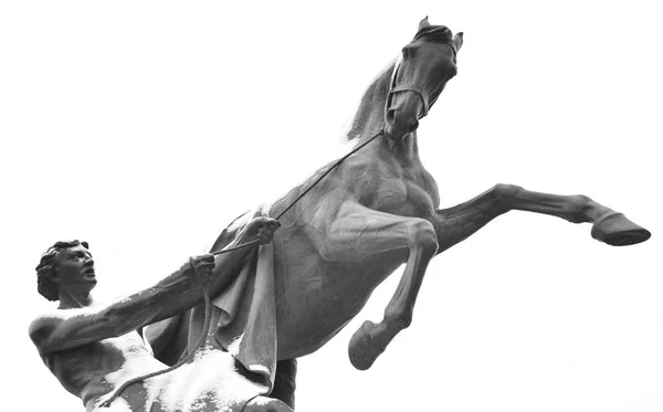 Estatua de la conquista de un caballo en el puente de Anichkov . — Foto de Stock