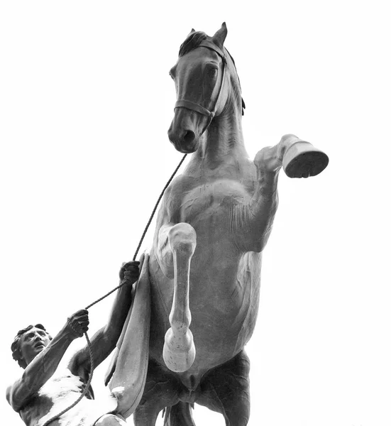 Estátua da conquista de um cavalo na Ponte Anichkov . — Fotografia de Stock