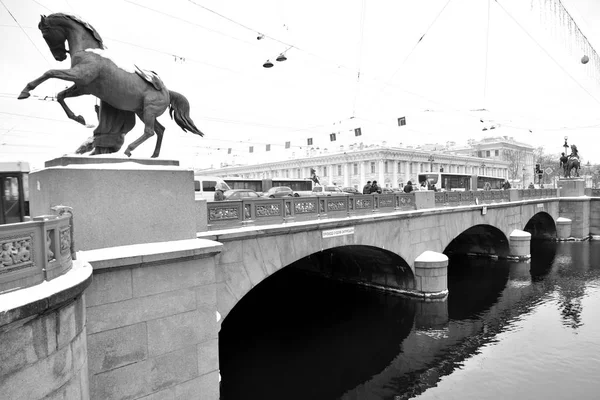 Anichkov Bridge över Fontanka kanalen i Sankt Petersburg. — Stockfoto