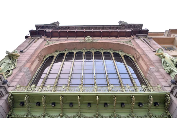 Фрагмент исторического здания Елисеевского магазина в Санкт-Петербурге . — стоковое фото