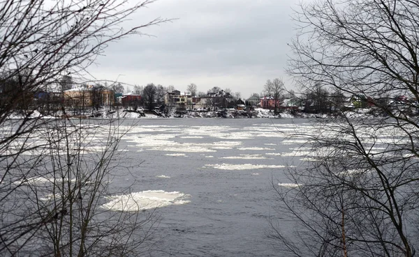 Neva rivier aan de rand van Sint-Petersburg. — Stockfoto