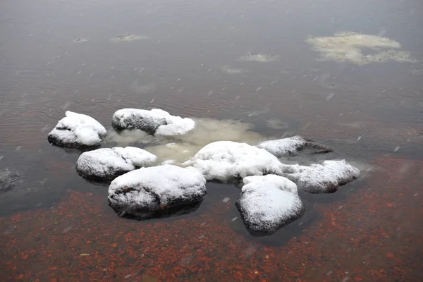 Vatten och stenar. — Stockfoto