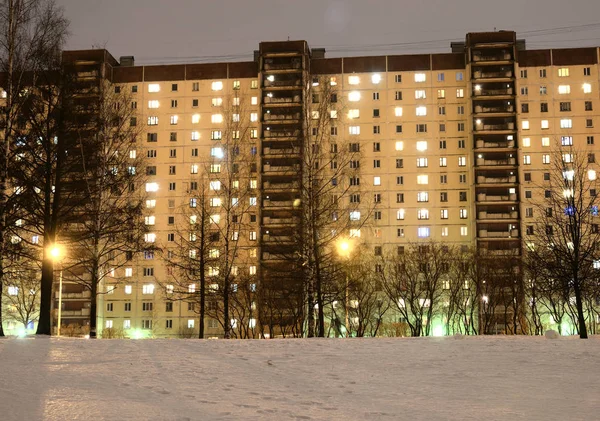 Modern bina akşam itibariyle konut. — Stok fotoğraf