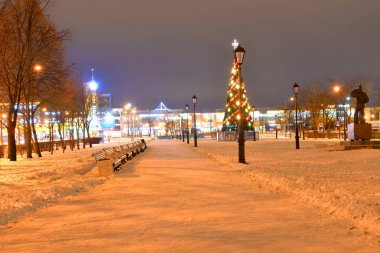 Kış geceleri sokak.