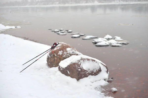 Nordic rock nehir kıyısında yürüyüş için sopa. — Stok fotoğraf