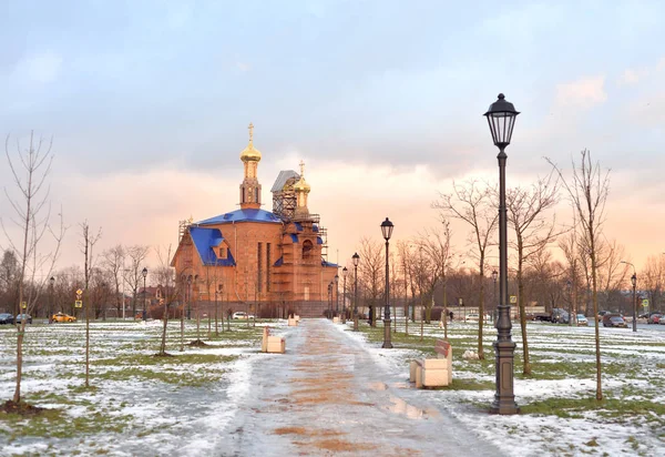 Parc de Rybatskoe et l'église de la Nativité de la Bienheureuse Vierge Marie . — Photo