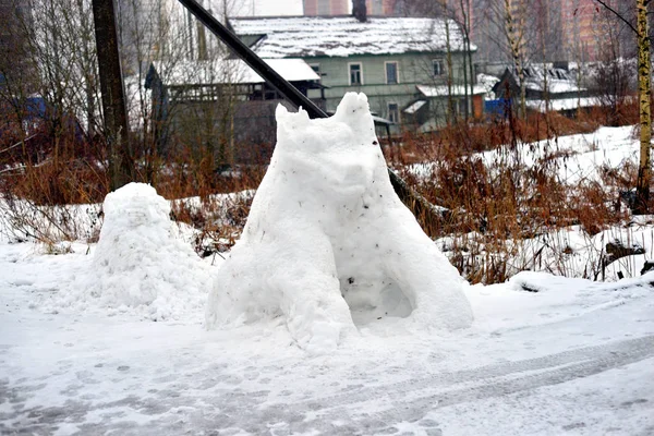 Snow sculpture of dog. — Stock Photo, Image