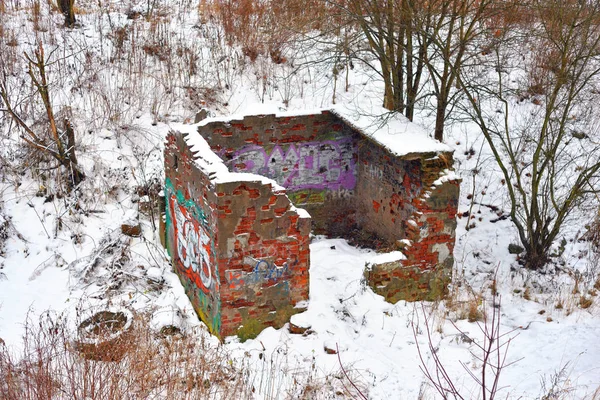 Graffiti ile eski berbat bina. — Stok fotoğraf