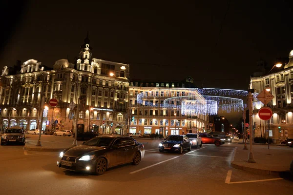 Kamennoostrovsky Allee in der Nacht. — Stockfoto