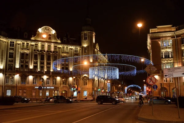 Kamennoostrovsky Avenue in de nacht. — Stockfoto