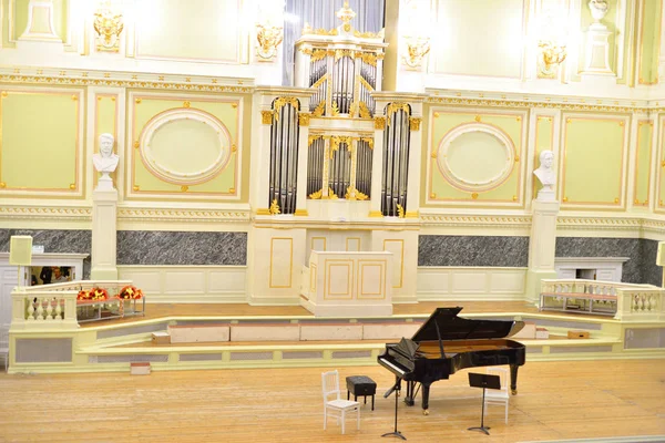 Concert musical dans la salle principale de la chapelle académique d'État . — Photo