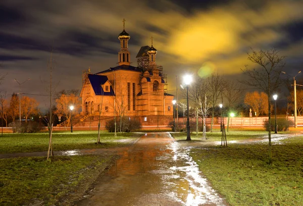 Église orthodoxe la nuit . — Photo