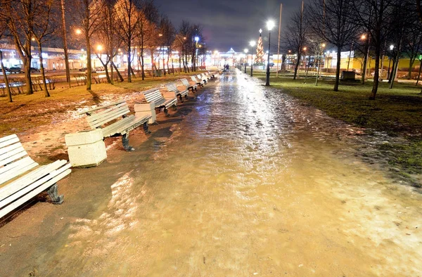 Steegje op winternacht. — Stockfoto