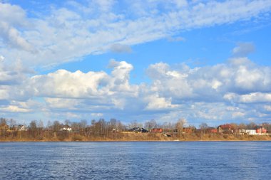 Bahar günü, Neva Nehri'nin görünümü.