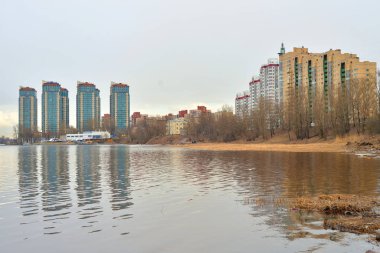 Bahar günü, Neva Nehri'nin görünümü.