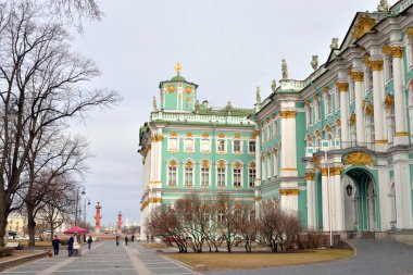 Kışlık Sarayın Hermitage Müzesi görünümünü.