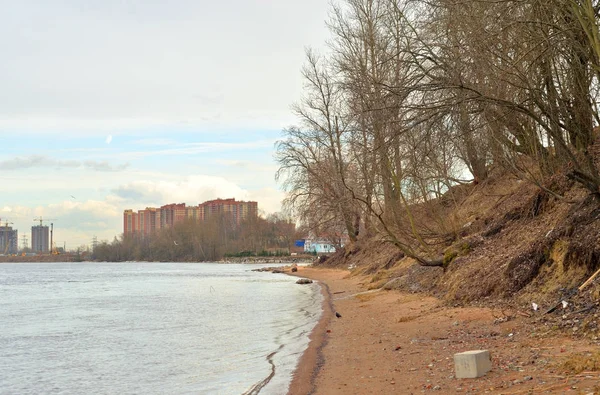 Vue sur la rivière Neva le jour du printemps . — Photo