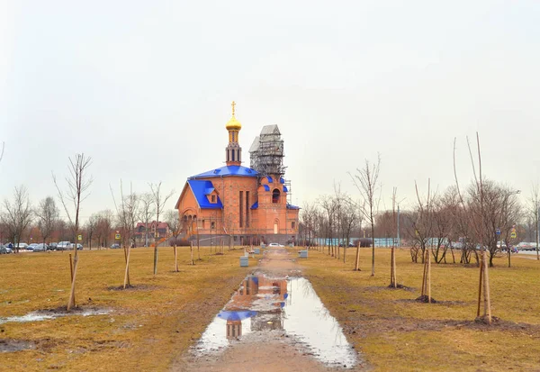 Sokakta park ve Ortodoks Kilisesi. — Stok fotoğraf