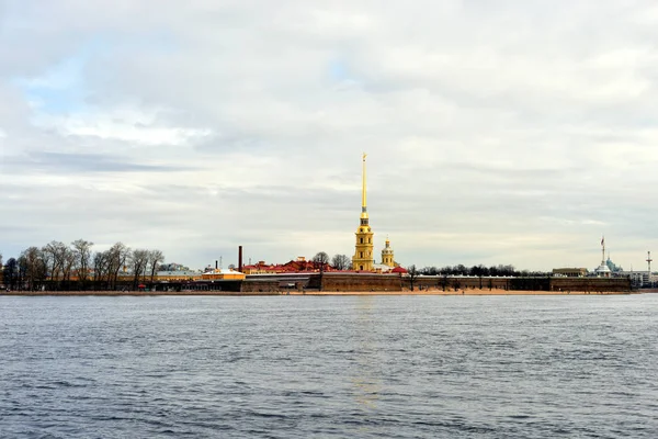 Fluss Newa und Peter Paul Festung. — Stockfoto