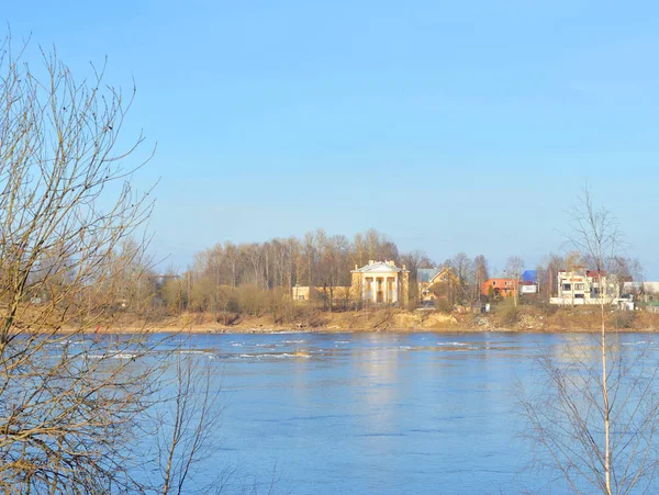 Vue sur la rivière Neva le jour du printemps . — Photo