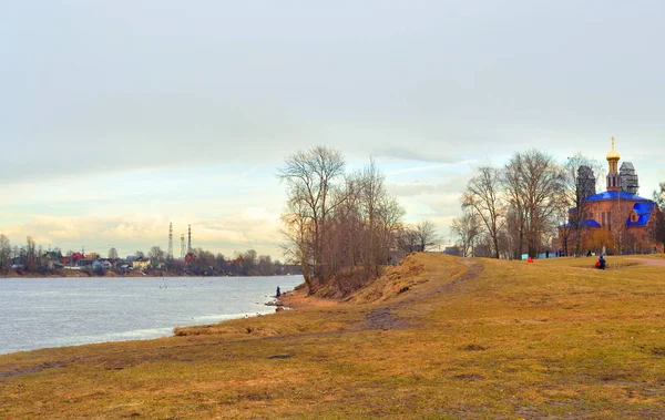 Parc sur la côte de la rivière Neva au jour du printemps . — Photo