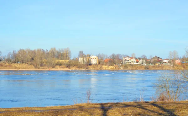 Vista do rio Neva no dia de primavera . — Fotografia de Stock