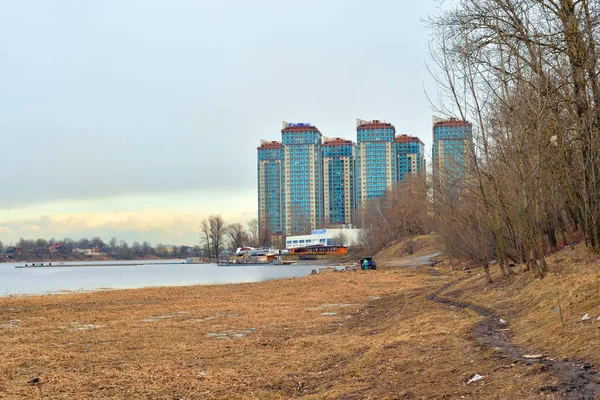 Côte de la rivière Neva au jour du printemps . — Photo