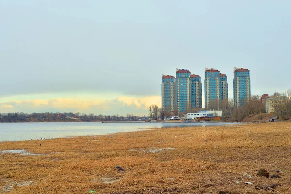 Costa del río Neva en el día de primavera . —  Fotos de Stock