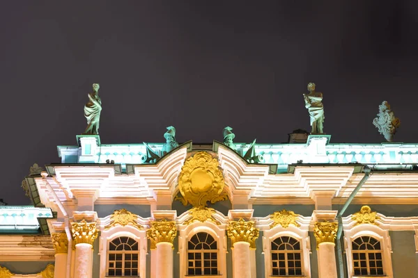 Fragment eines Winterpalastgebäudes in St. petersburg. — Stockfoto