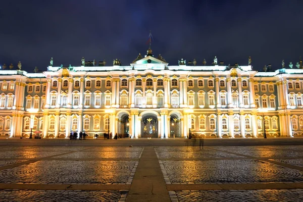 Hermitage ที่พาเลซสแควร์ในเซนต์ปีเตอร์สเบิร์ก . — ภาพถ่ายสต็อก