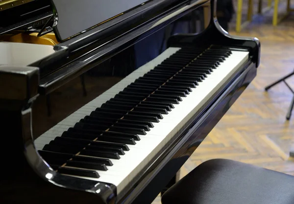 Primer plano del teclado de piano . —  Fotos de Stock