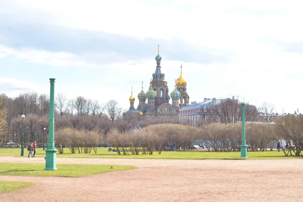 Verlosser op Spilled Blood kathedraal en veld van Mars. — Stockfoto