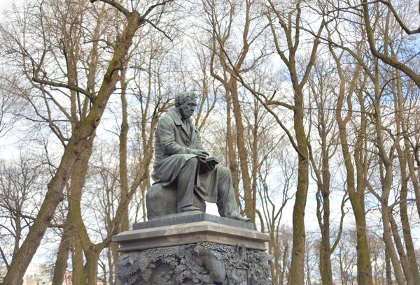 Monumento a Iván Krylov en el Jardín de Verano . —  Fotos de Stock