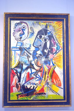 Picture Pablo Picasso Big Heads in museum. clipart