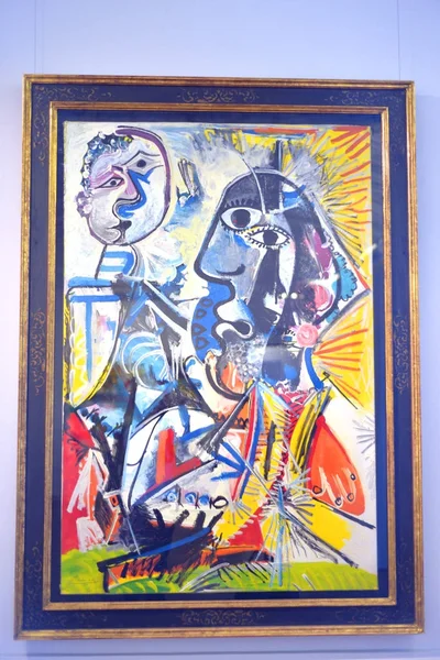 Картина Пабло Пікассо великими головами в музеї. — стокове фото