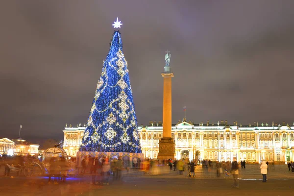 Kerstboom op Palace Square in St.Petersburg. — Stockfoto